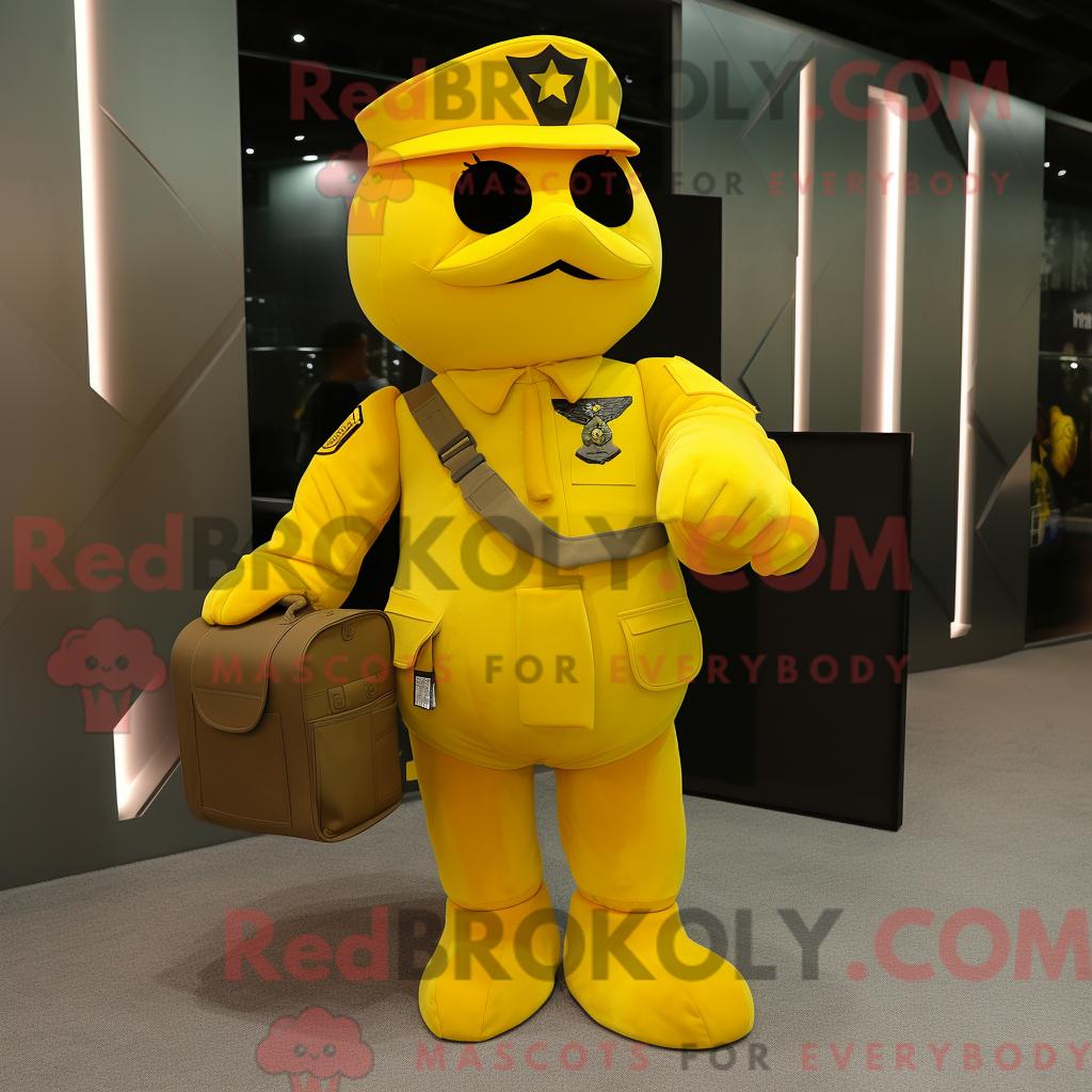 Maskottchen REDBROKOLY eines gelben Luftwaffensoldaten mit Kleid und Aktentasche