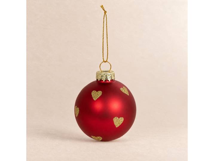 Rote Weihnachtskugel aus Glas mit goldenen Herzen
