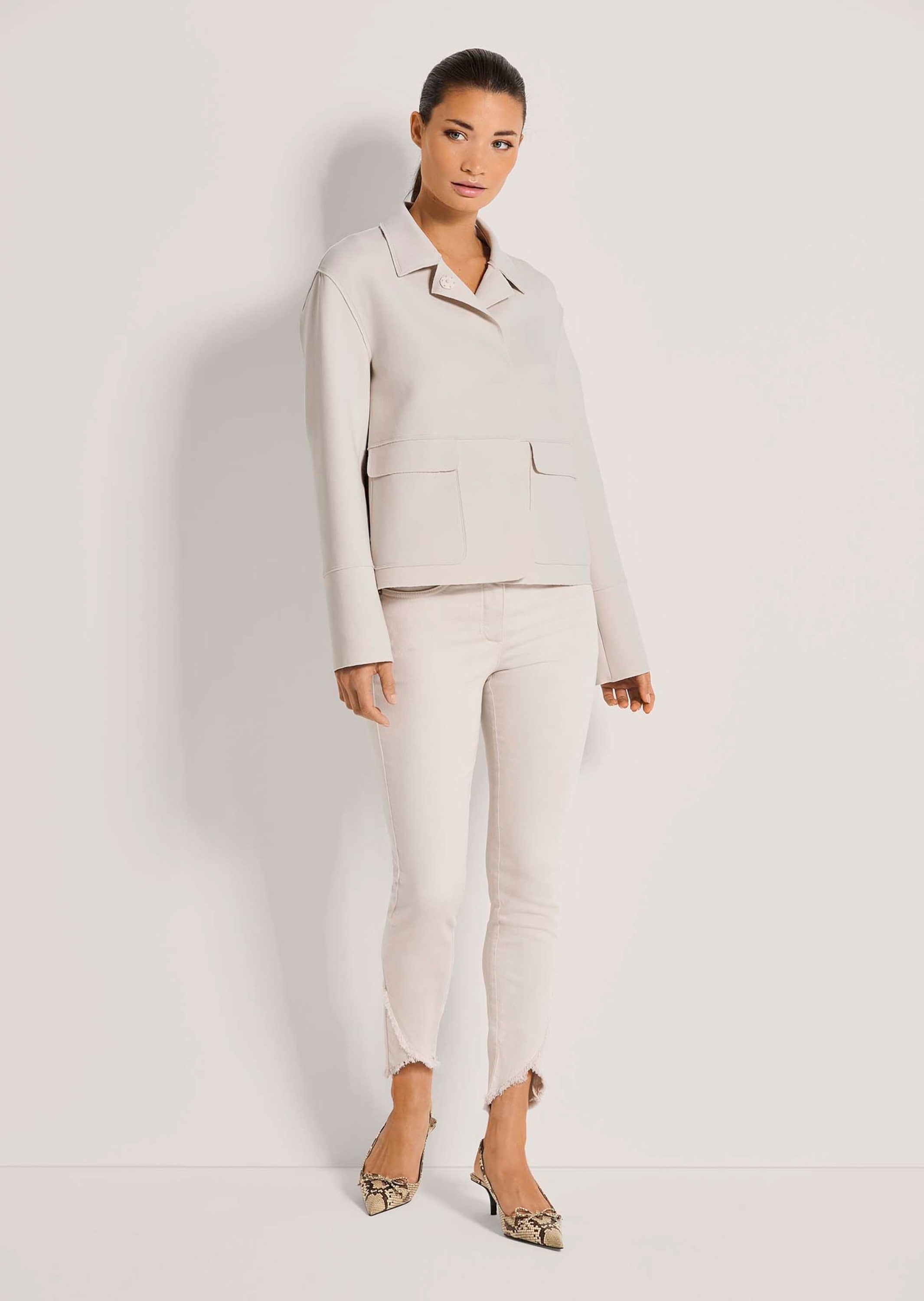 Jackenblazer MADELEINE "Kurzblazer Moderner Damenblazer mit Hemdkragen", Damen, Gr. 44, weiß (perlweiß), Obermaterial: 74% Baumwolle CO. 21% Polyester PES. 5% Elasthan EL., Modern, gerade, Blazer Jackenblazer, Offene Schnittkanten