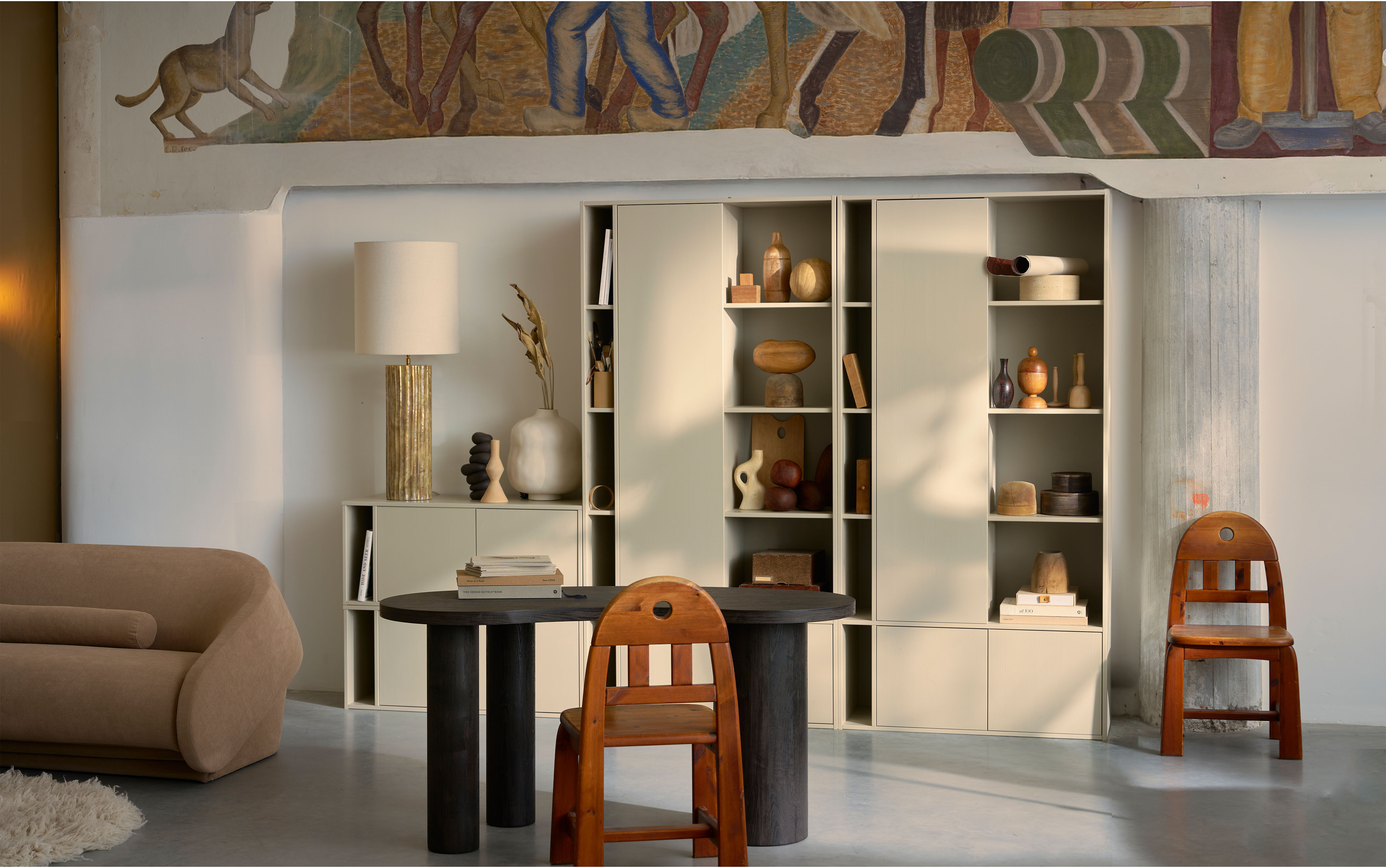 Garderobenschrank WOOOD "Settle Down FSC-Kiefernholz Druckmechanismus H 218 x B 108 x T 44 cm", beige (grau), B:108cm H:218cm T:44cm, Massivholz, Schränke, Garderobenschrank, Beidseitig montierbar, Wandbefestigung empfohlen, HDF-Rückwand grau Staub, B/H/T