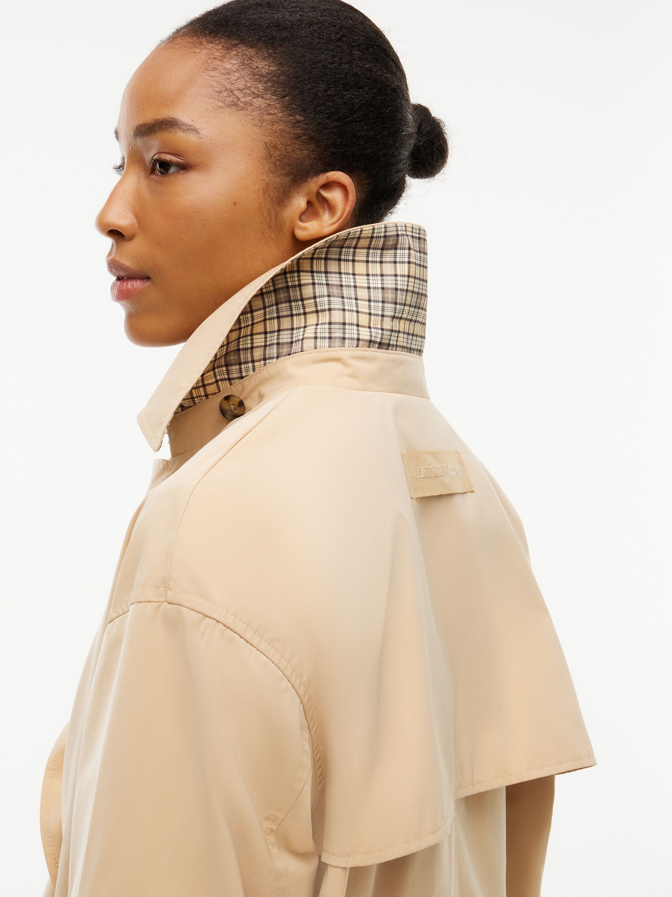 Kurzjacke TOMMY JEANS "TJW SHORT TRENCH JACKET", Damen, Gr. XL (46), beige (sunday pastry), Web, Obermaterial: 85% Polyester, 15% Nylon. Futter: 100% Polyester, unifarben, kurz, gerader Abschluss, Jacken Kurzjacke, Materialmix sunday pastry XL (46)