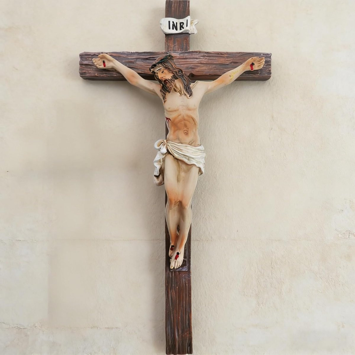 Vintage Jezus kruis voor aan de muur als christelijke decoratie