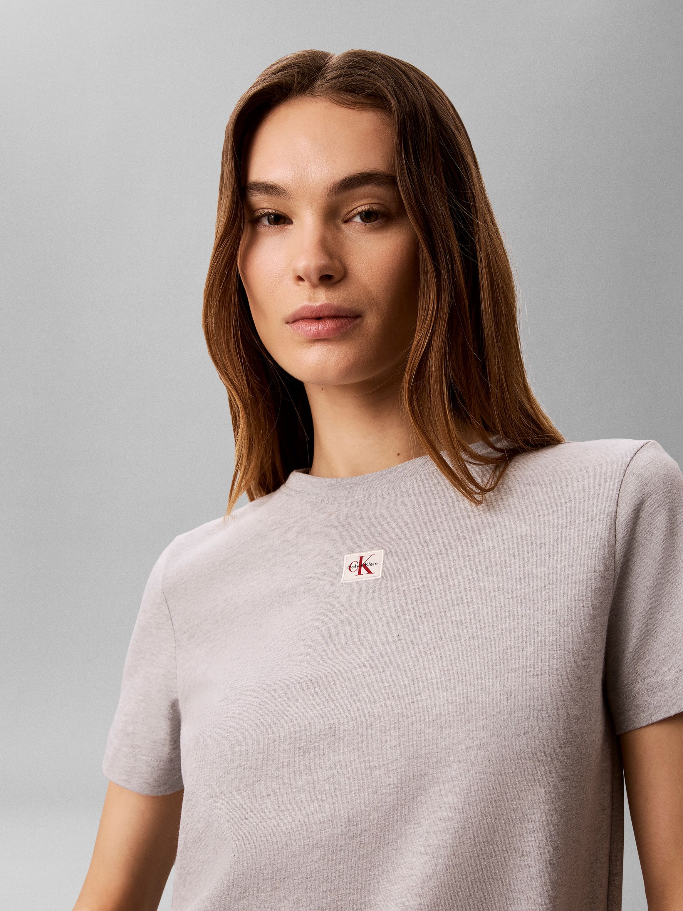 T-Shirt CALVIN KLEIN JEANS, Damen, Gr. XXL, grau (heroic grau heather), Web, Obermaterial: 100% Baumwolle, klassisch, Rundhals, eingesetzt abgesteppte Kante, Shirts T-Shirt, Regular fit mit Rundhalsausschnitt heroic grau heather XXL