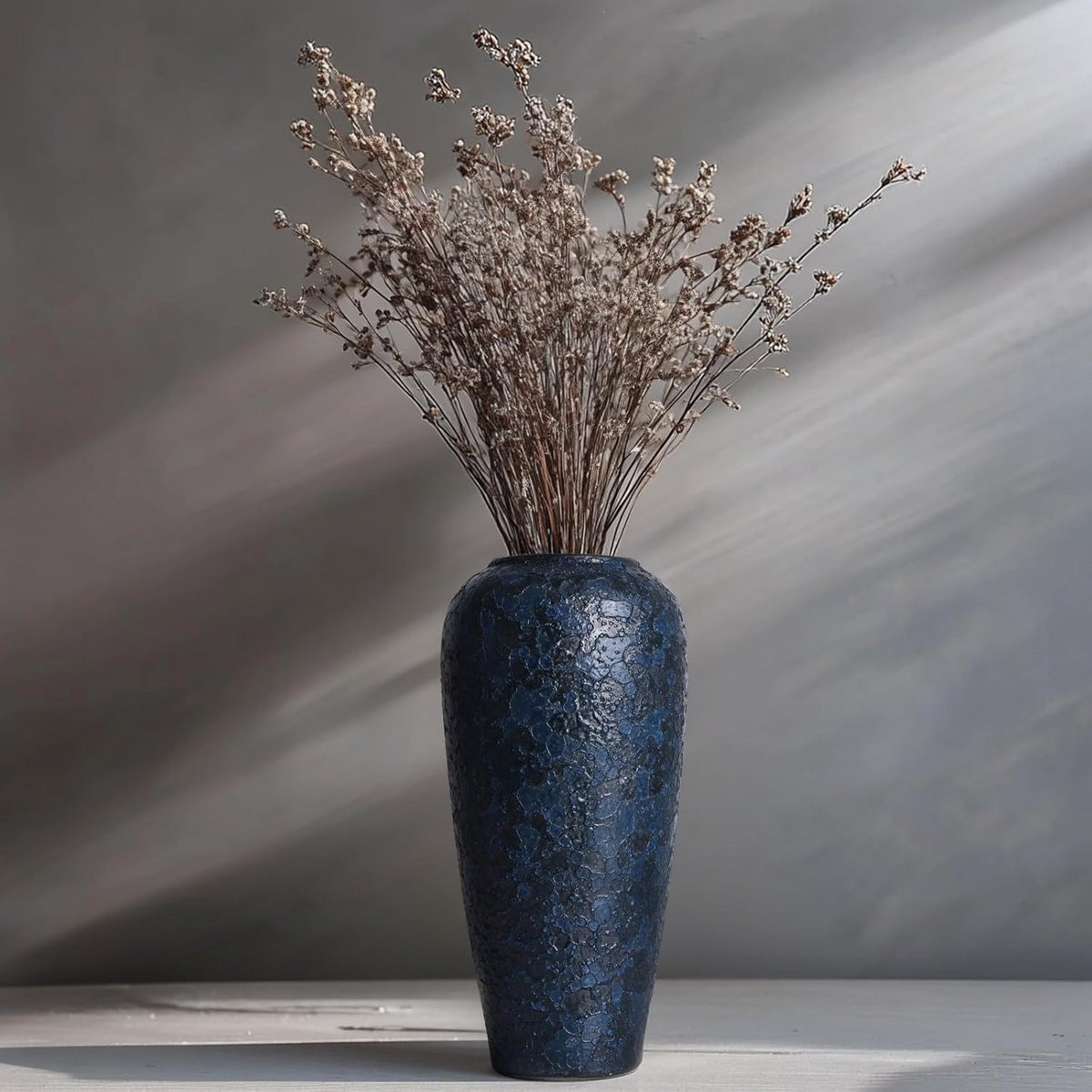 Grote blauwe keramische vaas van rustiek aardewerk, Hoogte: 33 cm