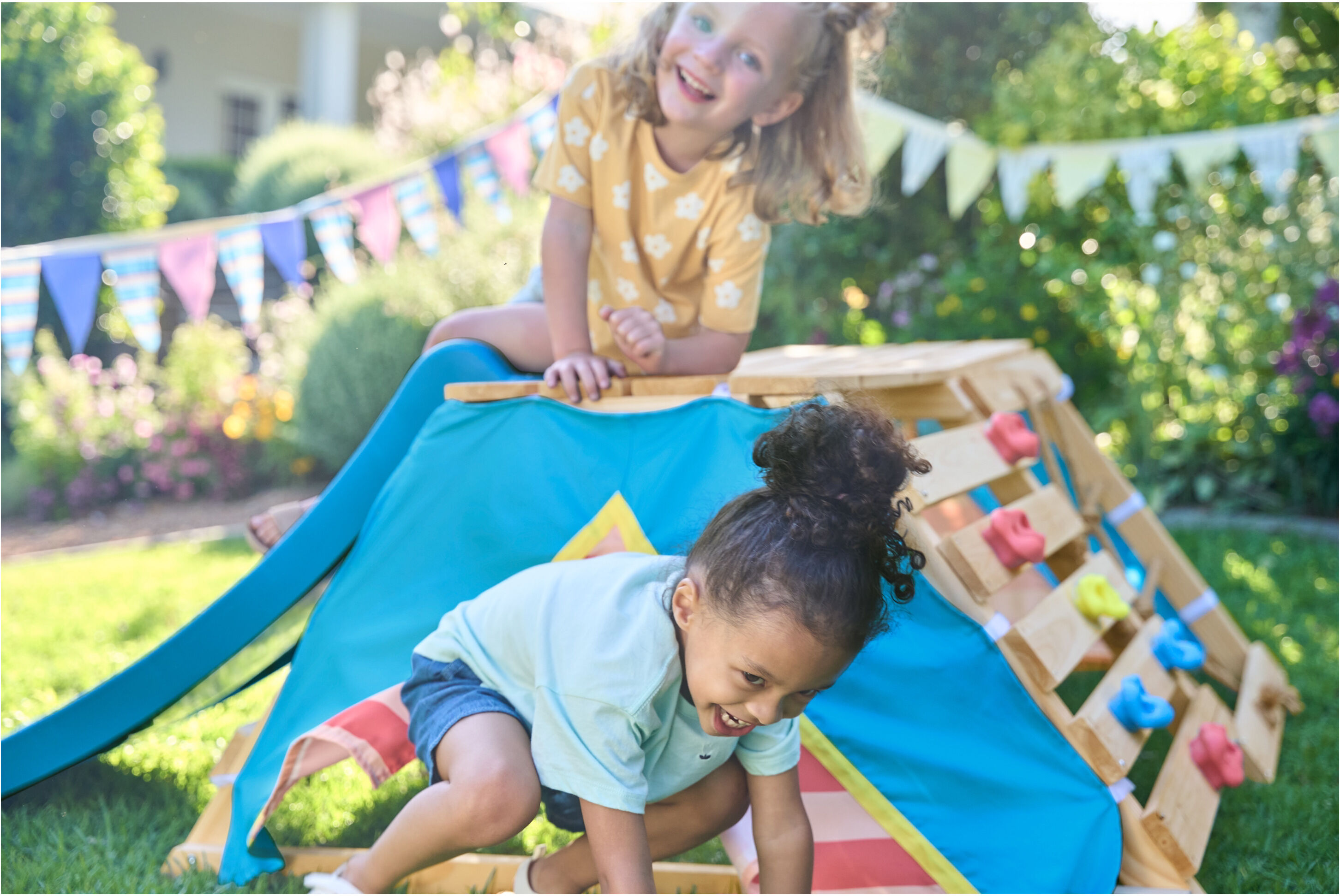 PLAYTIVE Spieltipi mit Rutsche, aus Echtholz