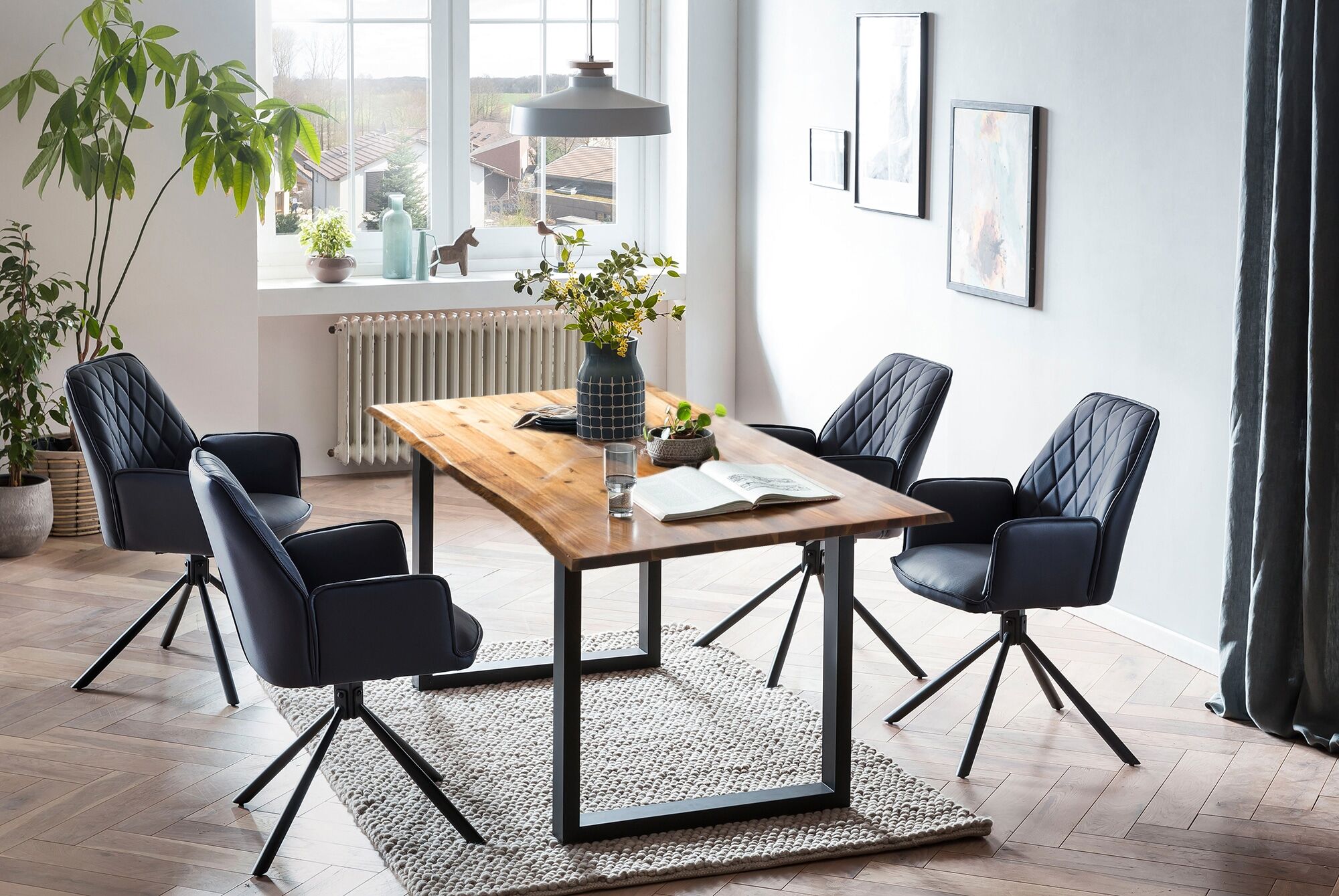 Essgruppe SALESFEVER "Esszimmergruppe: Stilvolles Ensemble", blau (natur, dunkelblau, schwarz, dunkelblau, schwarz), Microfaser, 160,85 + Drehfunktion, Massivholz, Metall, Polyester, Sitzmöbel-Sets, Essgruppe, 5-teiliges Set: Drehbare Sitzflächen-Stühle n