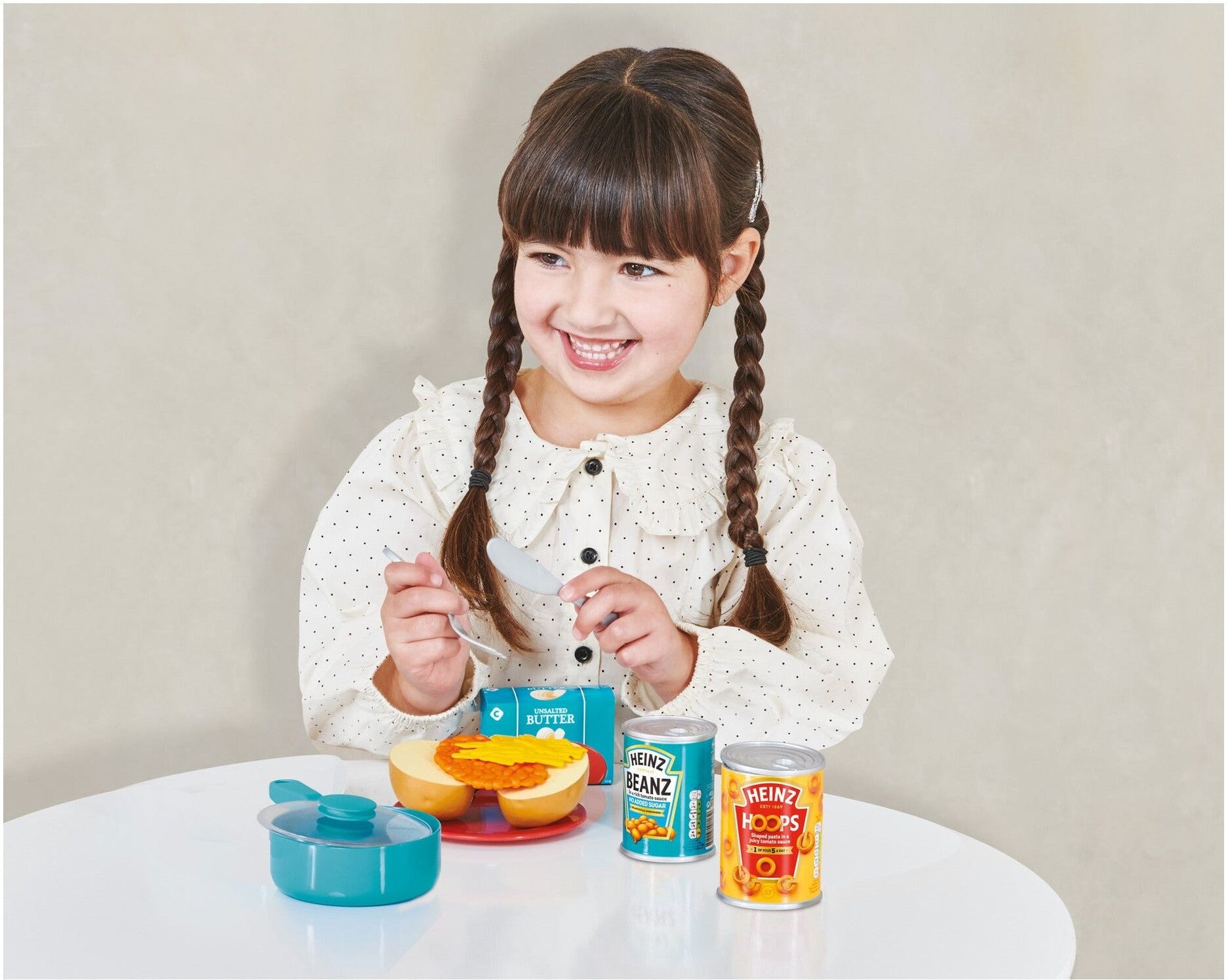 Casdon Heinz Beanz ; Hoops Make ; Play Set for Kids - Toy Kitchen Playset with Food and Cutlery