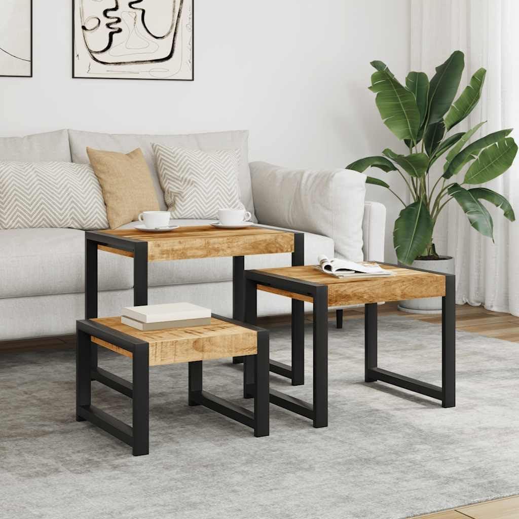 Ein Set aus drei massiven Holztischen aus Mangoholz mit Stahlrahmen