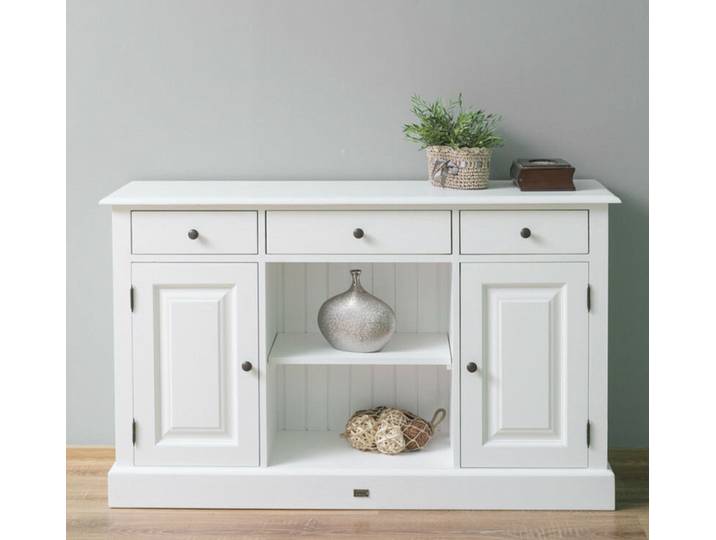 Weißes Sideboard im Landhausstil