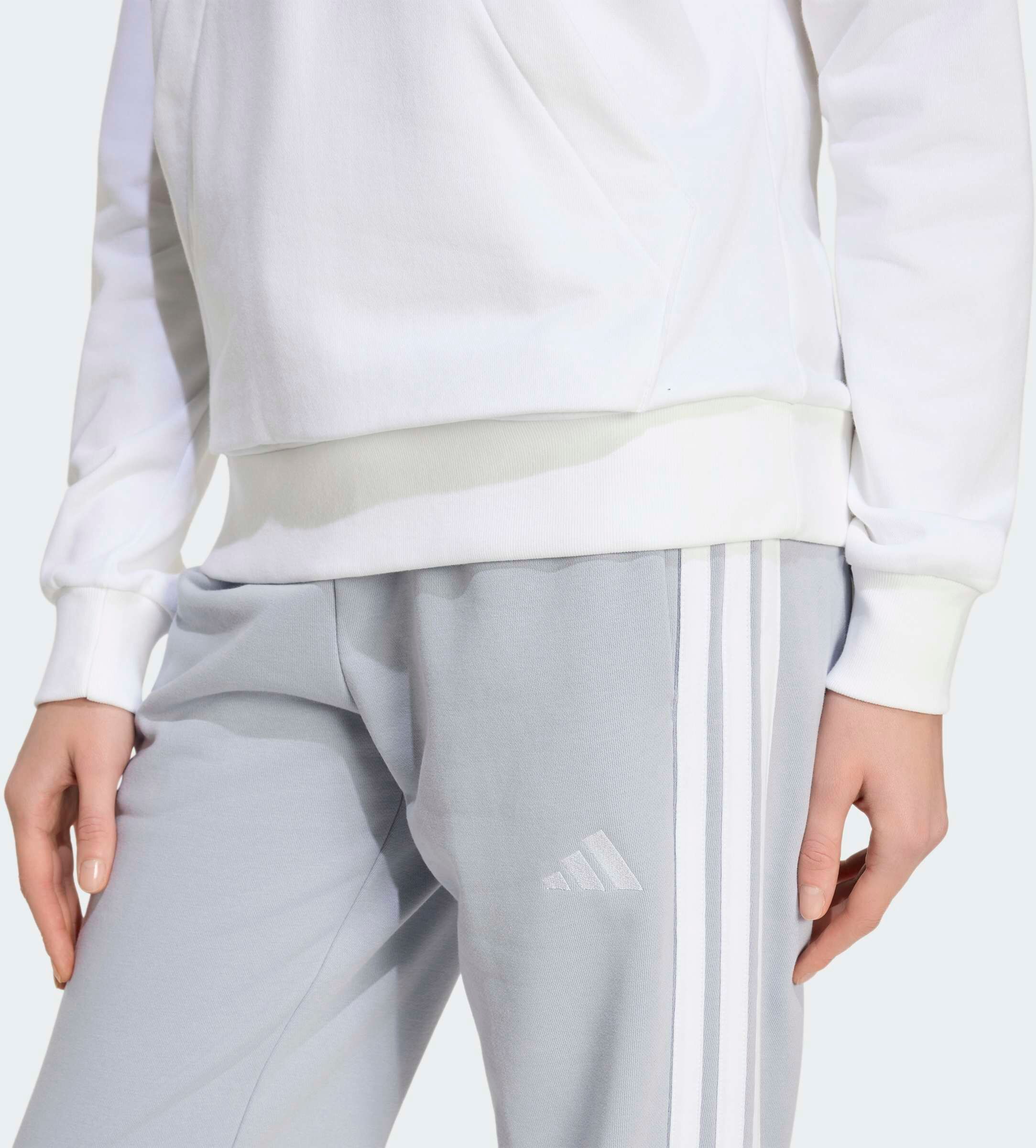 Sporthose ADIDAS SPORTSWEAR "ESSENTIALS 3-STREIFEN FRENCH TERRY CUFFED", Damen, Gr. XXL, N-Gr, halo silber, weiß, normal, gr., Obermaterial: 55% Baumwolle, 36% Polyester, 9% Viskose, Hosen Sporthose, Reguläre Passform, mittelhoher Bund, weiches French Ter