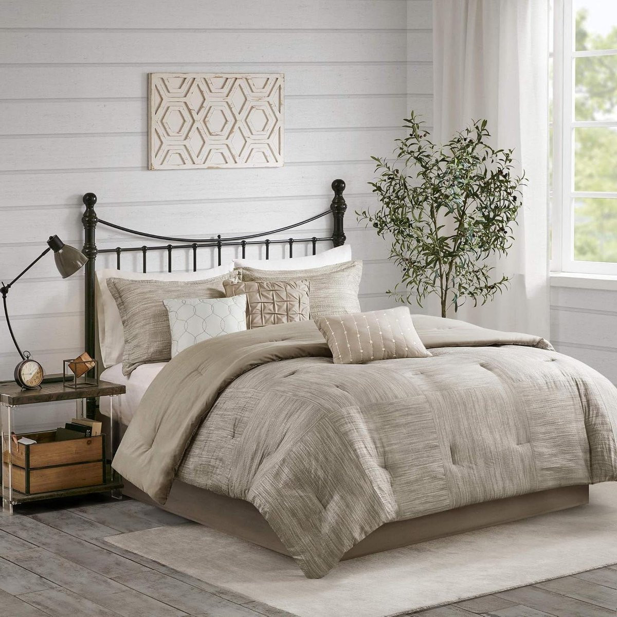 7-delige Taupe Dekbedset met Bedrok voor Queen Size Slaapkamer