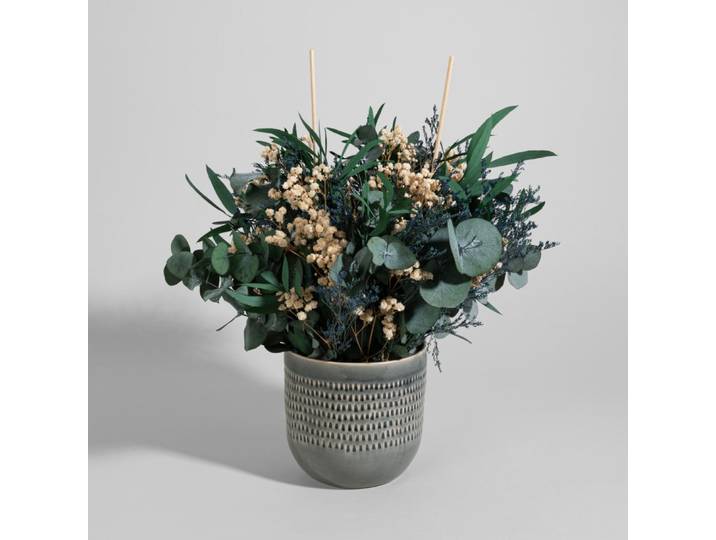 Strauß getrockneter blauer Blumen und blauer Zementtopf