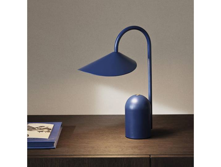 Arum Portable Tischleuchte IP44 Bright Blue - Ferm Living - Terrasse - Design - Metall - Einflammig