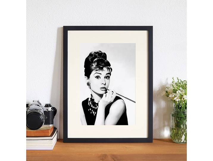 Tableau déco Audrey Hepburn Smoking Cadre : hêtre massif verni Revêtement : plexiglas Multicolore 32 x 42cm