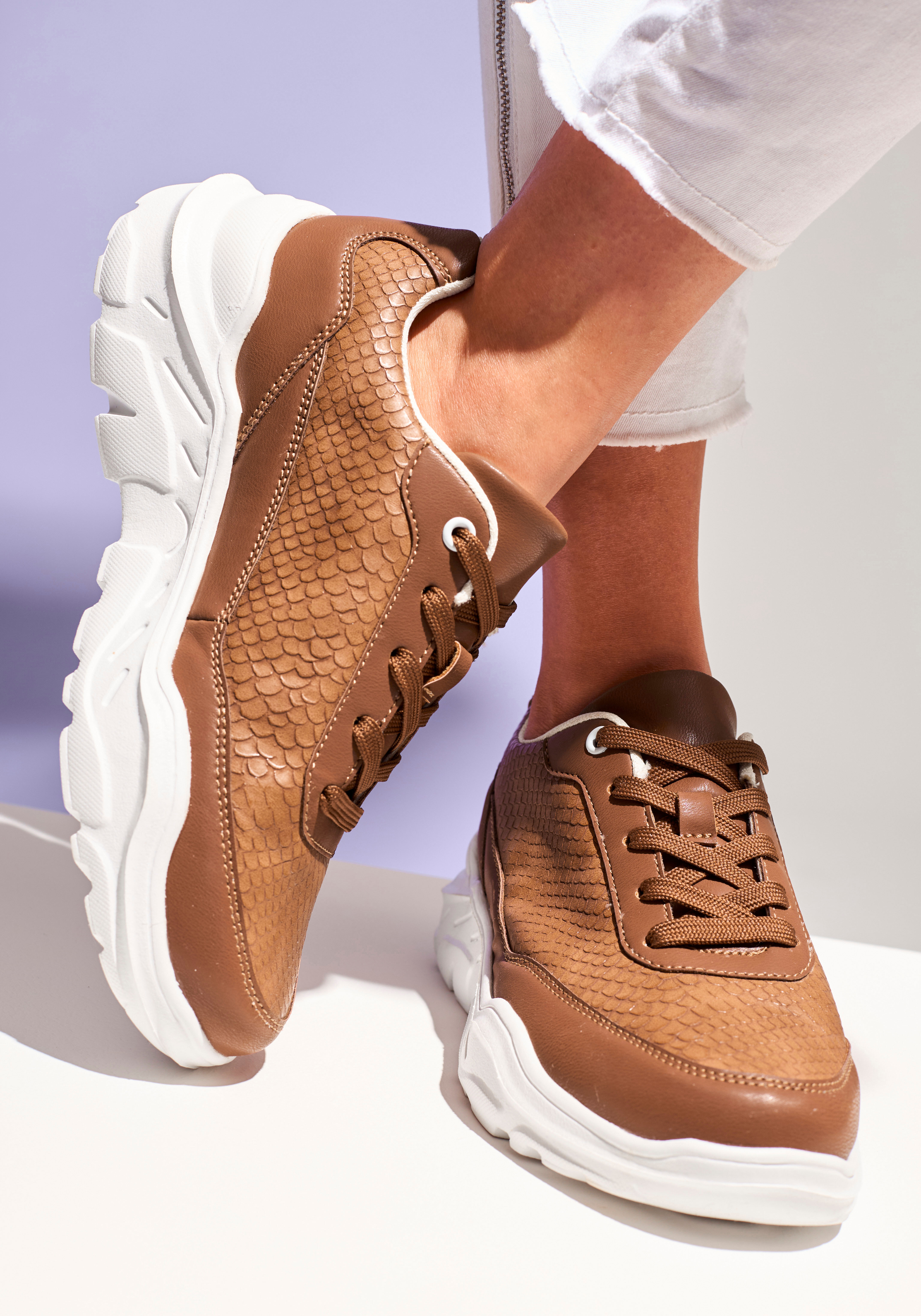 Sneaker LASCANA, Damen, Gr. 40, braun (camelfarben), Obermaterial: 100% Lederimitat. Decksohle: 100% Textilmaterial. Futter: 100% Textilmaterial. Laufsohle: 100% Synthetik, Reptilienprägung, unifarben mit Farbeinsatz, Basic, Schuhe Sneaker, Halbschuh, Spo