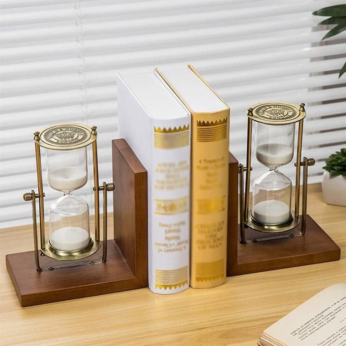 Decoratieve houten boekensteunen met zandloper design voor bureauorganisatie