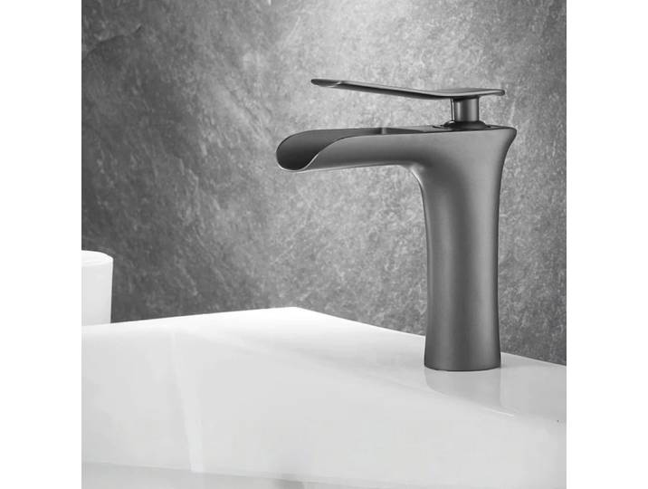 Robinet de salle de bain avec cascade dorée et blanche