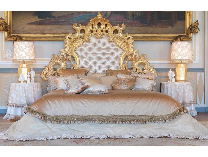 JVmoebel Polsterbett Chesterfield Bett aus Leder mit goldenen Verzierungen (Bett), Made in Europa