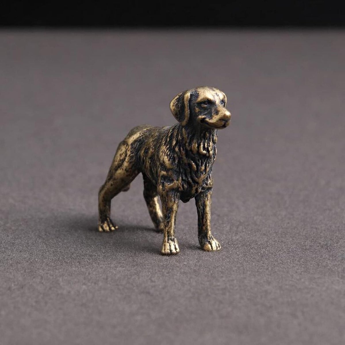 Decoratief koperen hond beeldje voor op je bureau