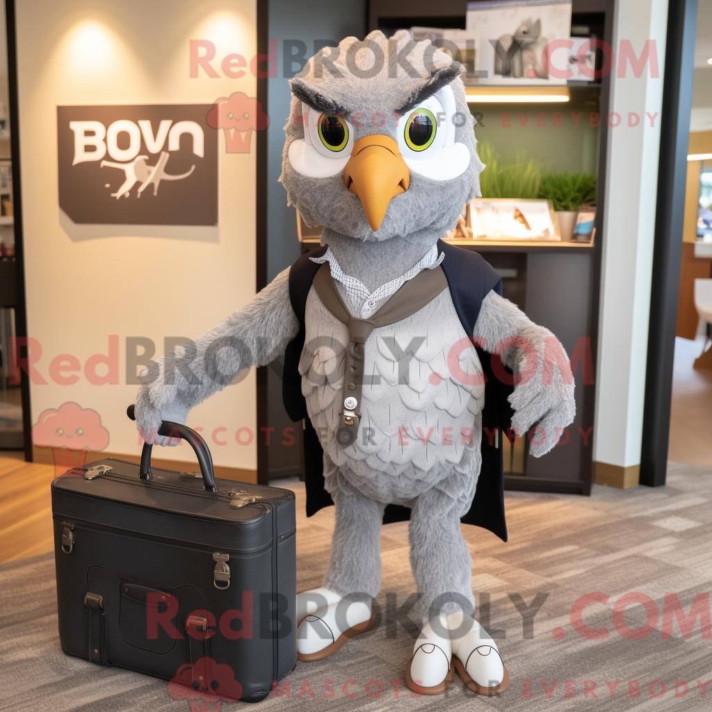 Maskottchen REDBROKOLY eines grauen Falken mit Oxford-Hemd und Aktentasche