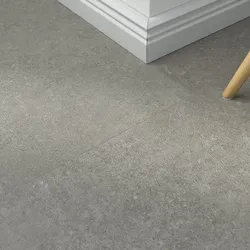 Klick-Vinyl Stone Silk grau – inkl. Dämmung & Fußleisten