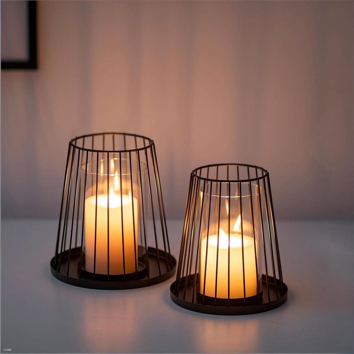 Set van 2 Zwarte Decoratieve Windlicht Kaarsenhouders met Trapezium Design voor Sfeerverlichting