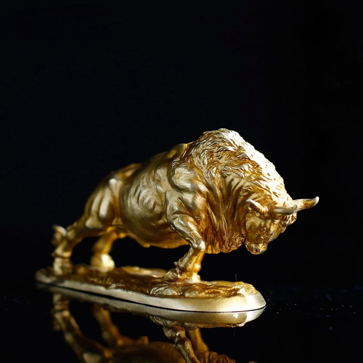 Messing Stier Sculptuur - Handgemaakt Metalen Dierbeeld in Koperkleur - Lengte: 98 cm
