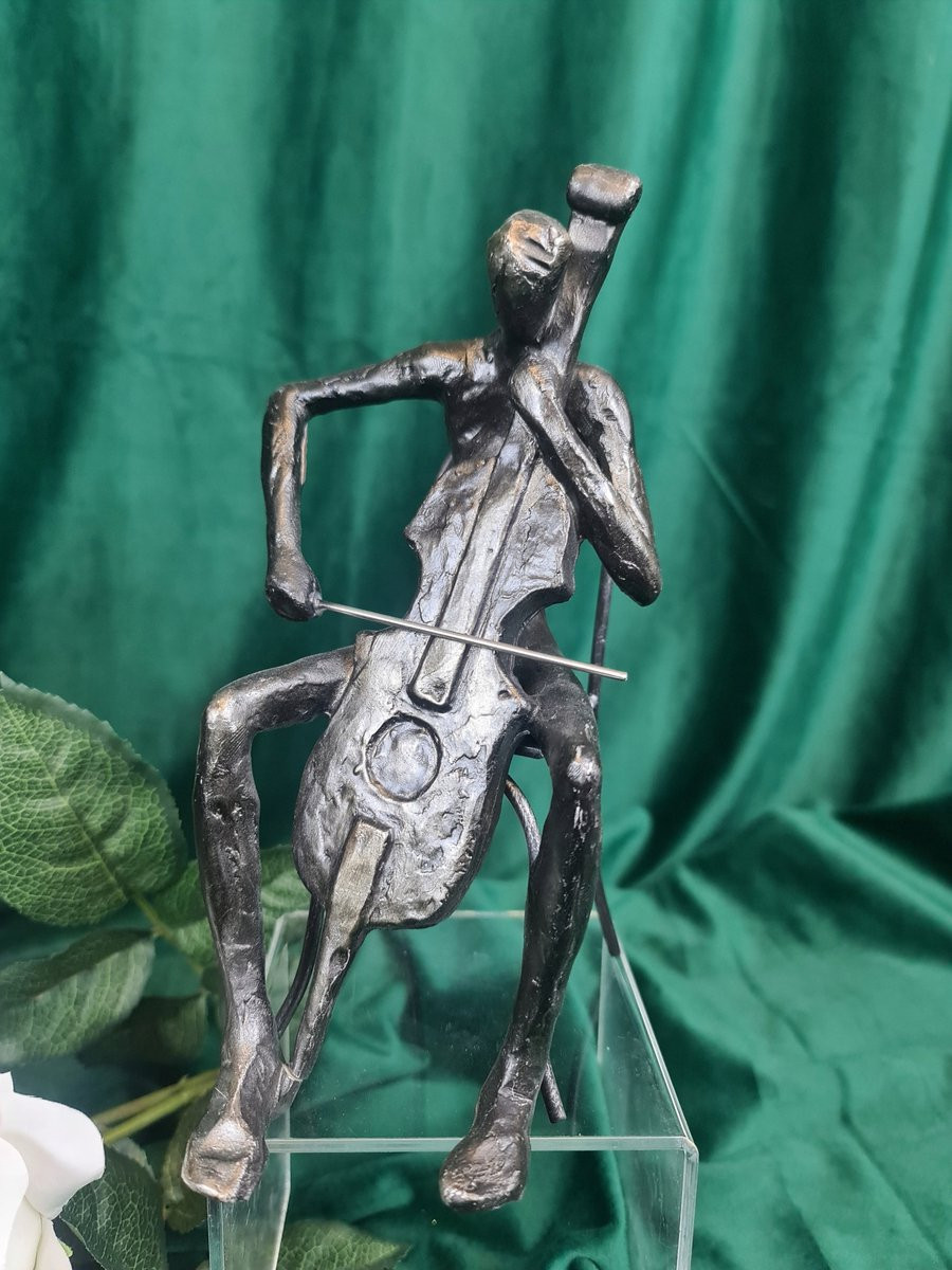 Decoratief beeldje van een muzikant met contrabas voor op tafel