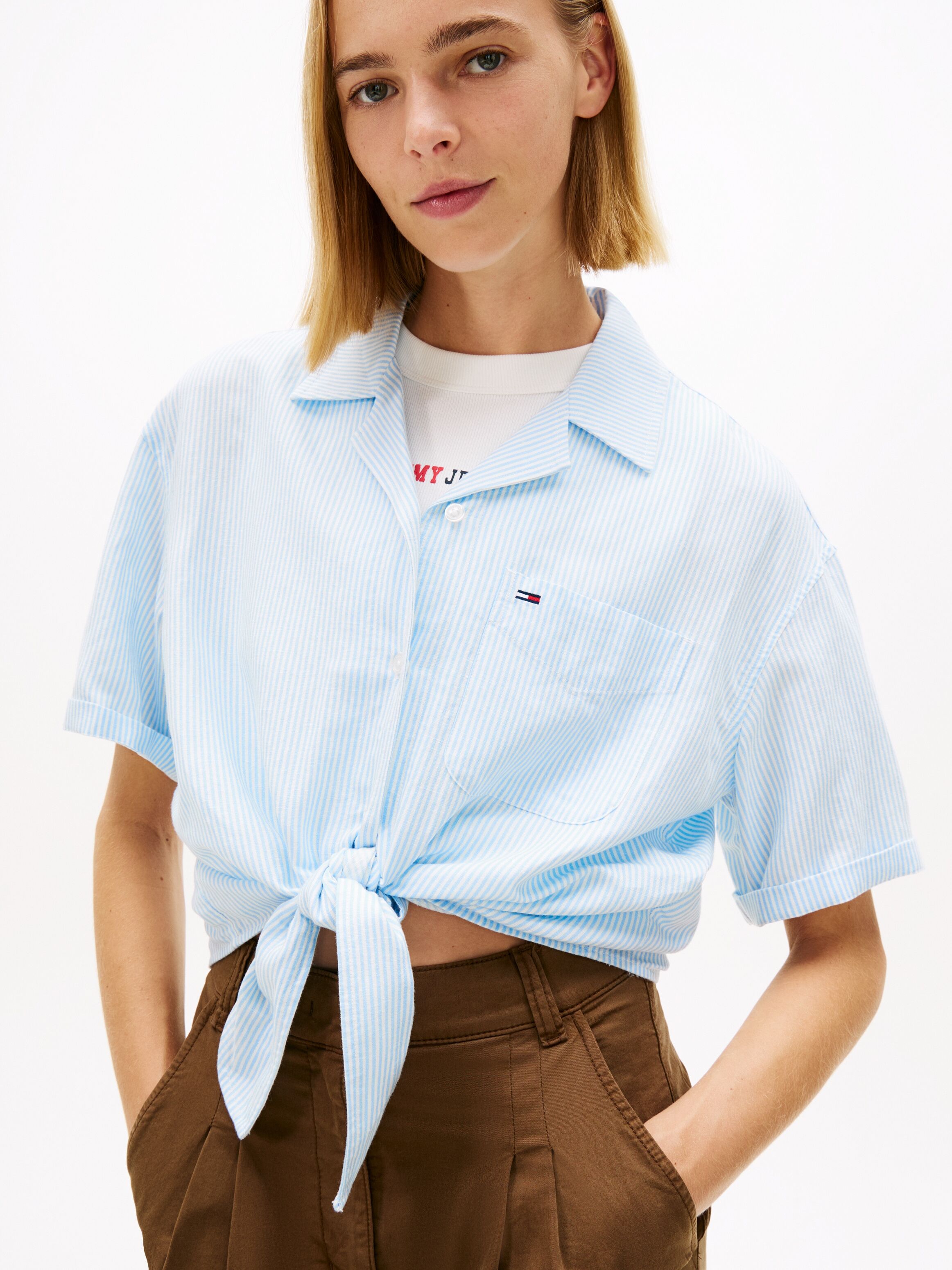 Kurzarmbluse TOMMY JEANS "TJW TIE FRONT LINEN SHIRT", Damen, Gr. XL (42), blau (light powdery blau, stripe), Web, Obermaterial: 55% Leinen, 27% Baumwolle, 18% Viskose, gestreift, lässig geschnitten taillenbedeckt, V-Ausschnitt, abgesteppte Kante, Blusen K