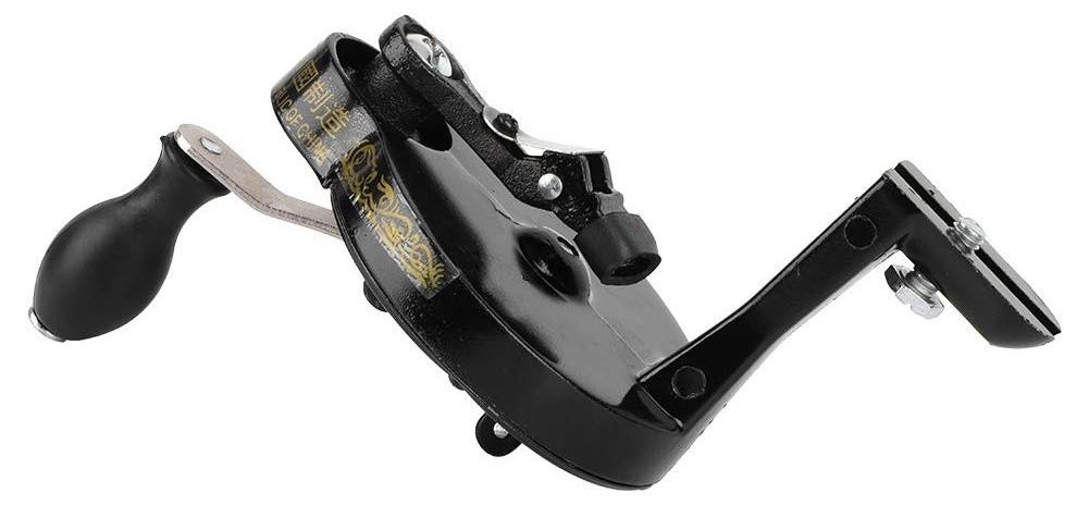 Handmatige naaimachine met handcrank en accessoires van Elzusha