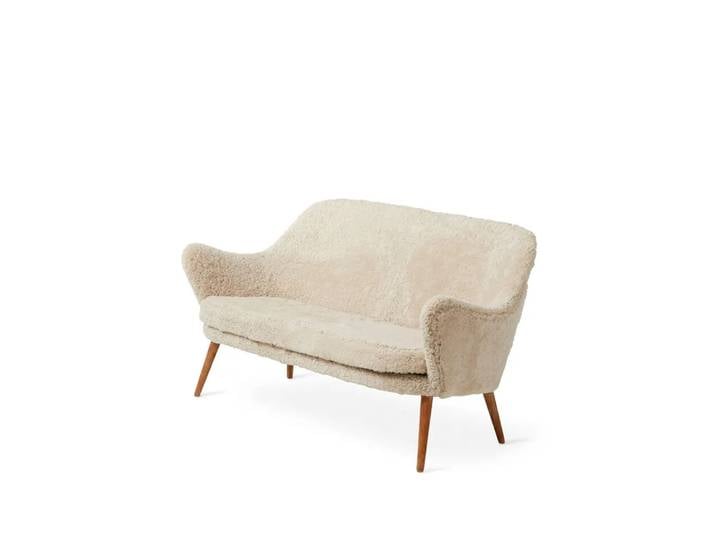 Warm Nordic Dwell Sofa 2-Sitzer Schaffell moonlight, Eichenbeine geraucht