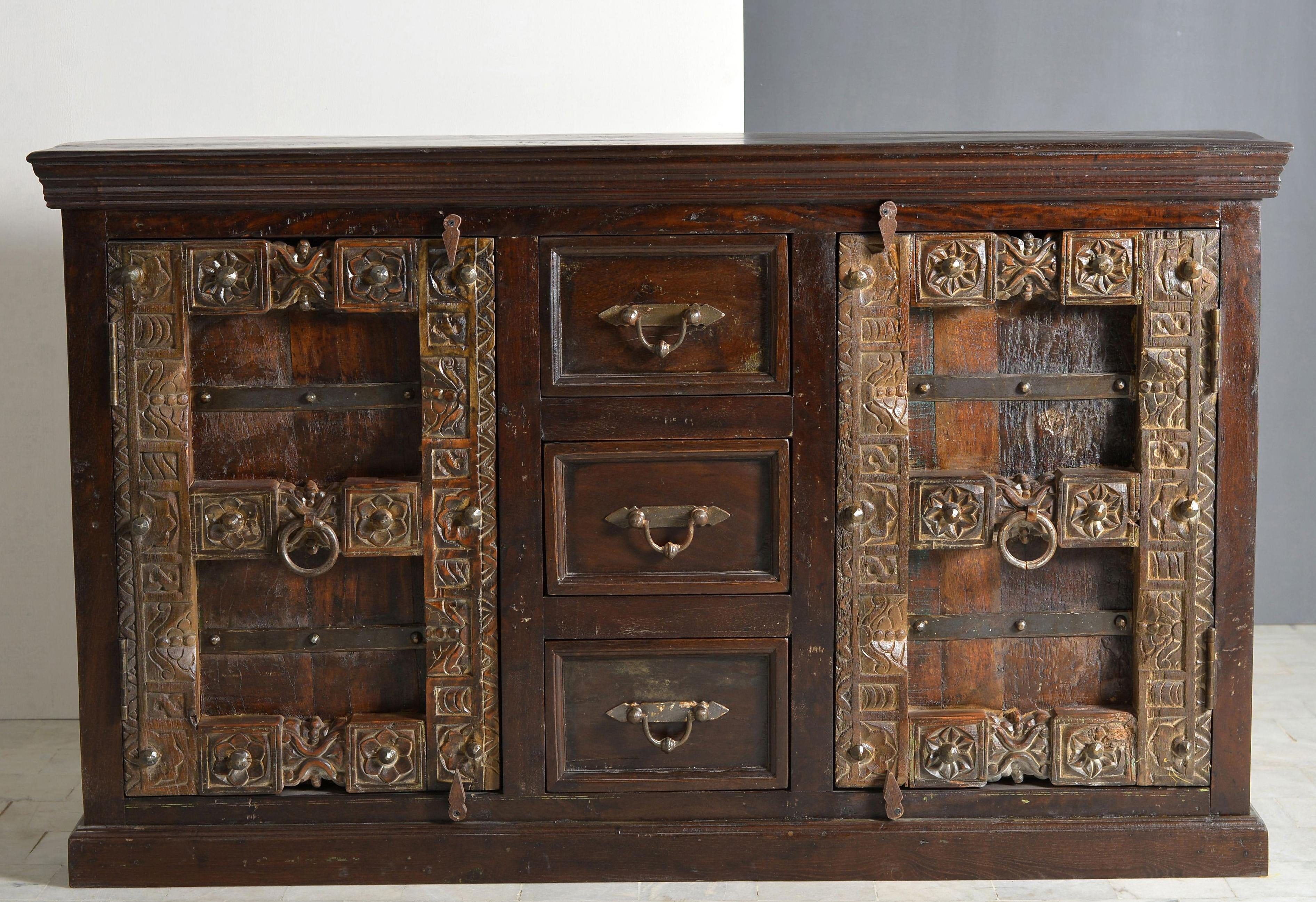 Sideboard SIT "Pontevedra aus Altholz mit Schnitzereien", braun, B:150cm H:90cm T:45cm, Massivholz, Recyceltes Altholz, Sideboards, Sideboard, Handgefertigte Schnitzereien mit einzigartigem Unikat-Charakter braun B/H/T: 150cm x 90cm x 45cm, 3 Stk., 2 Stk.