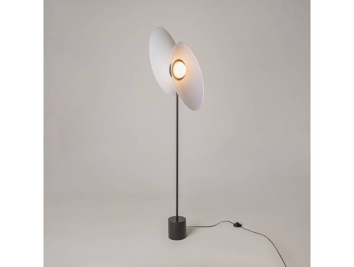 Lampadaire salon design – abat-jour blancs orientables JUNO