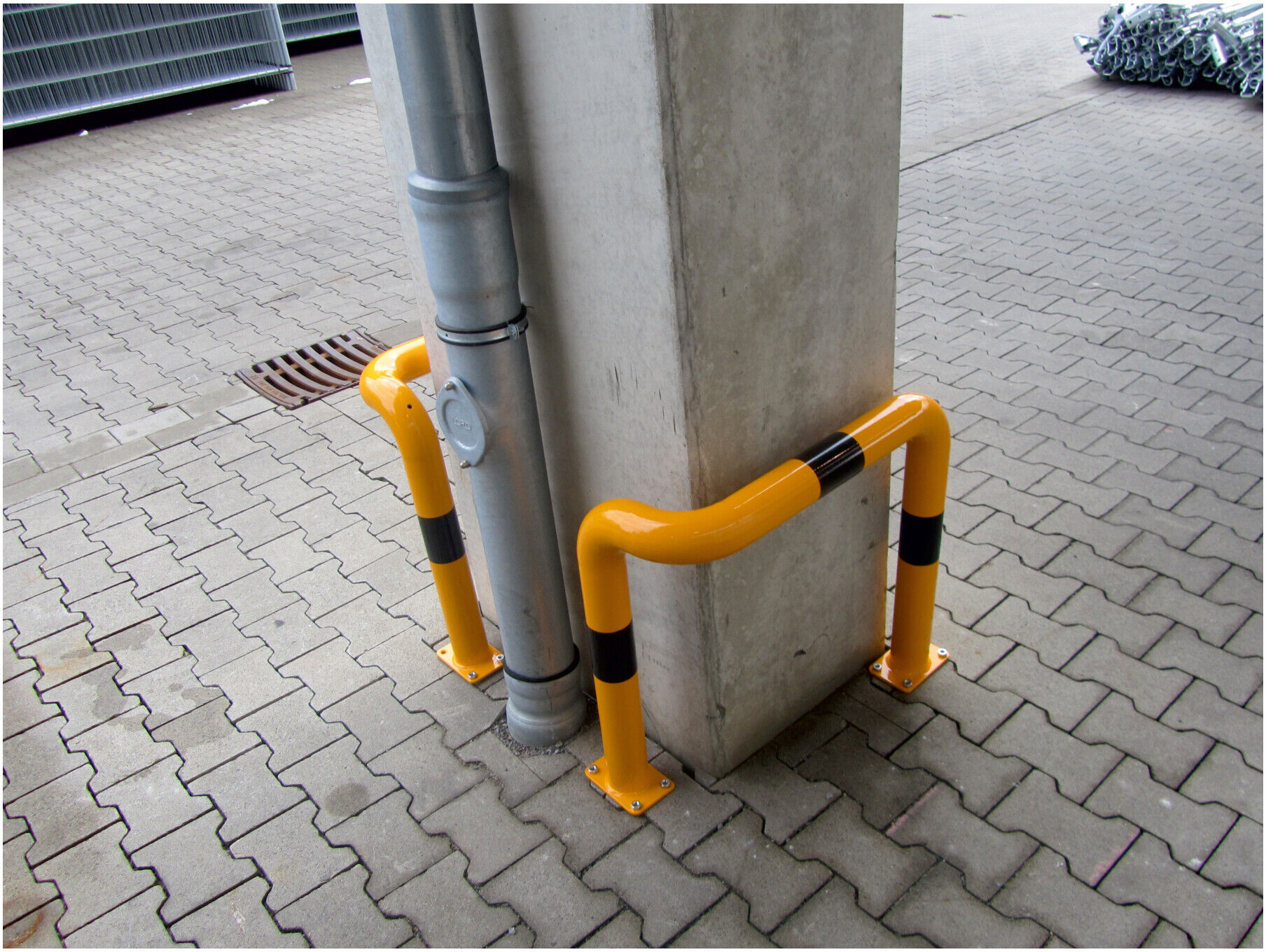 Schake Rammschutzbügel Einseitig, vertiefte Ausführung Gesamttiefe: ca. 350 mm Einseitig links gelb/schwarz Breite: 600 mm, Höhe Überflur: 650 mm (477_78BG)