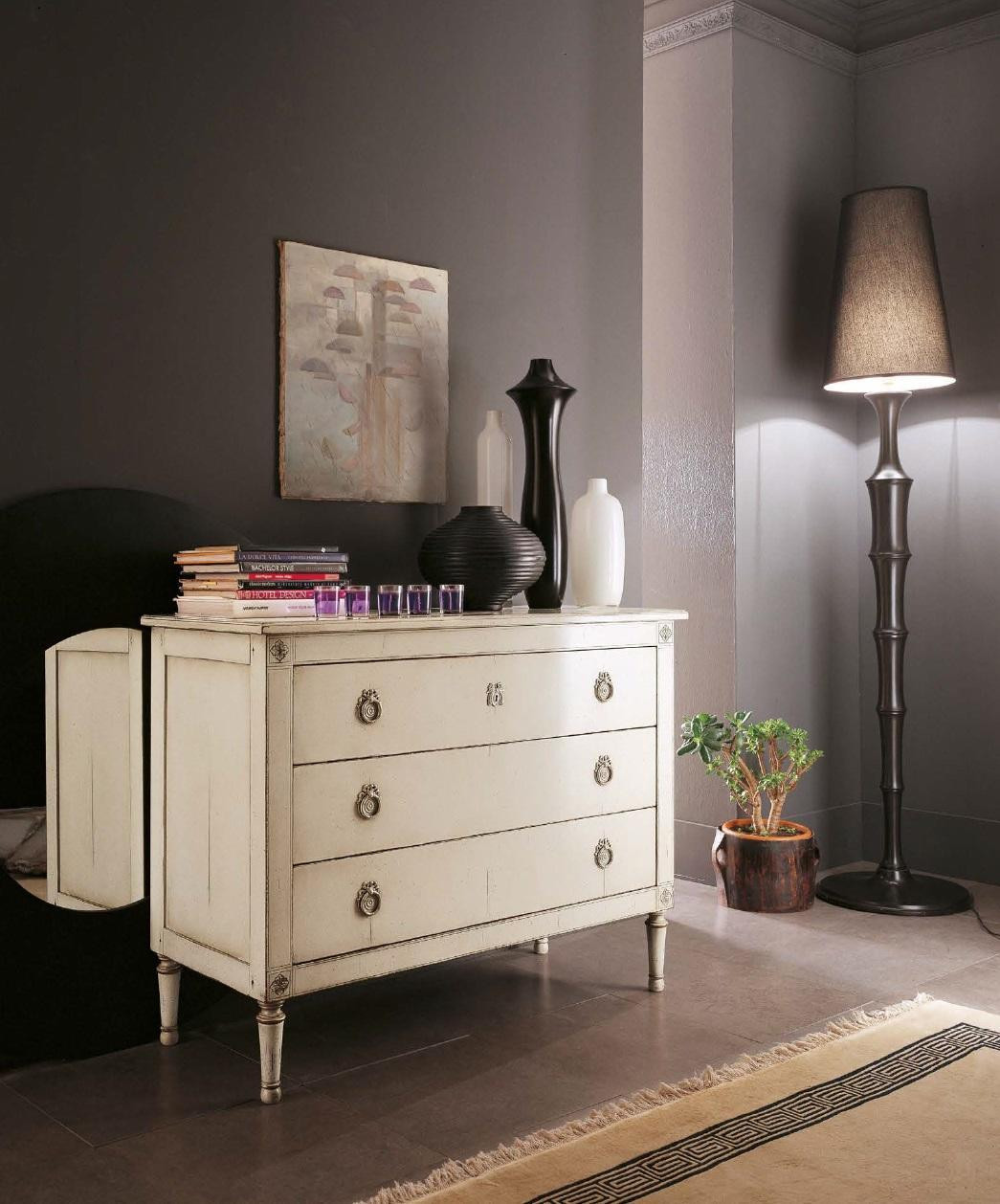 Klassieke houten commode in luxe Italiaanse antieke stijl
