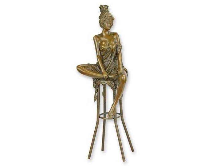 JS GartenDeko Dekofigur Bronzeskulptur sinnliche junge Frau sitzend auf Barhocker H 27,8 cm