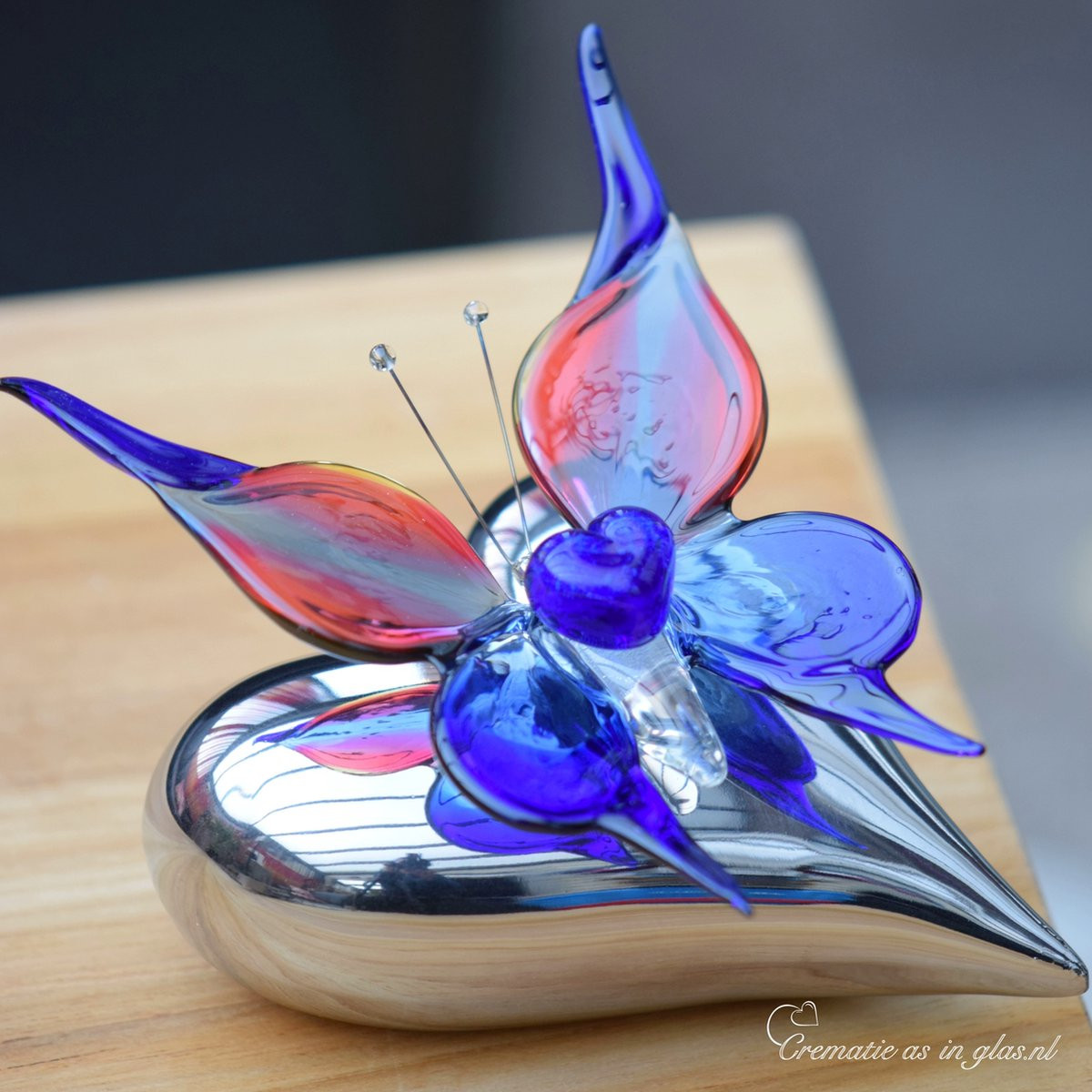 Handgemaakte glazen mini urn met hart en vlinder voor crematie-as