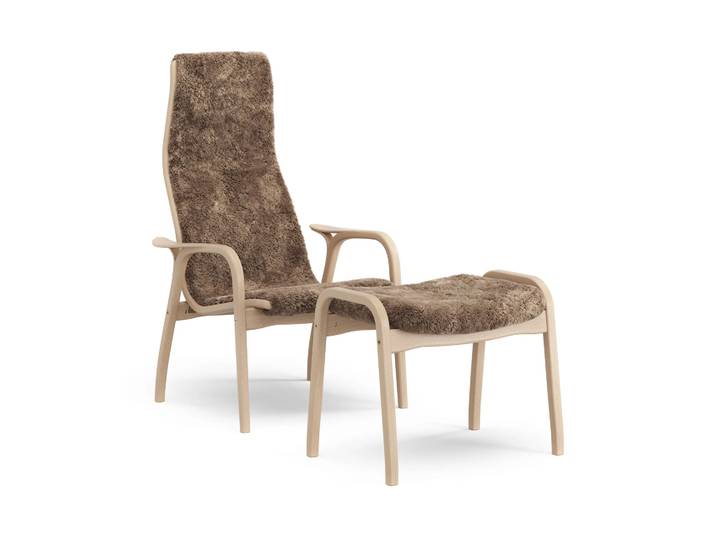 Swedese Lamino Sessel und Fußbank Buche lackiert/Schafsfell Sahara (Nougatbraun)