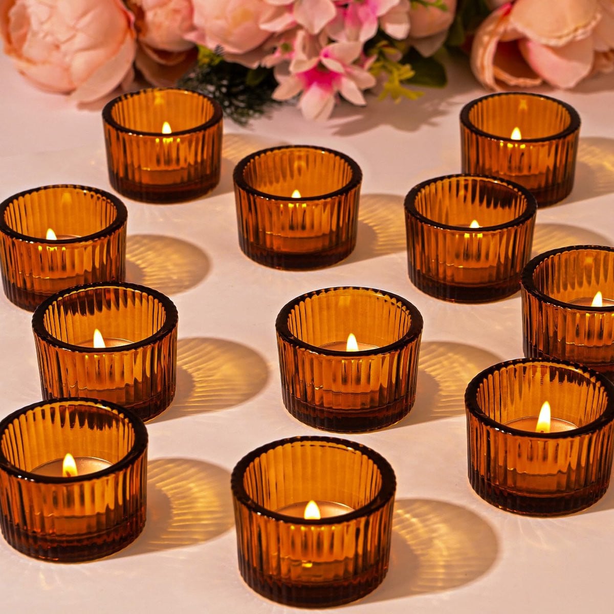 Set van 12 amberkleurige glazen theelichtkaarsenhouders met geribbelde structuur voor decoratie