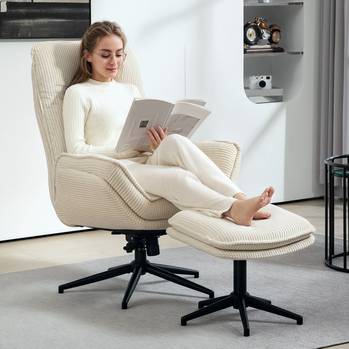 Wishdor Relaxfauteuil met hocker - Scandinavisch design - 360 graden draaibaar - beige ribstof - 85 cm