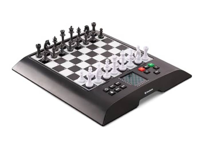 Millennium ChessGenius - Schachcomputer mit der weltberühmten Software von Richard Lang. Spielstufen von Einsteiger bis Turnierspieler. Einer der spielstärksten Schachcomputer mit > 2000 ELO M810