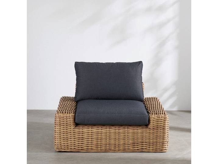 Gartensessel aus recyceltem, gewebtem Harz in Rattanoptik und anthrazitfarbenen Kissen aus recyceltem Polyester