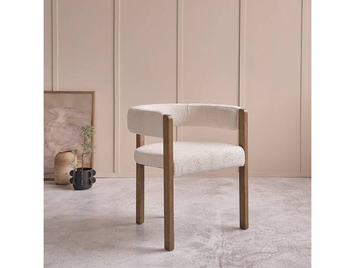 Chaise arrondie en chêne massif et tissu bouclette