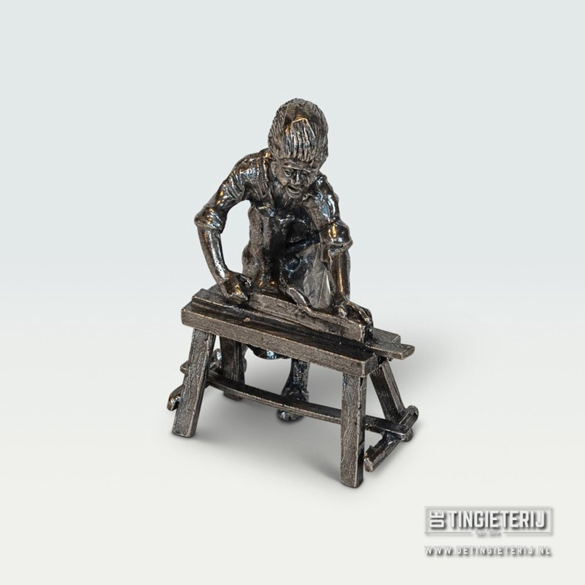 Handgemaakt tinnen beeldje van een tinnentimmerman voor decoratie en als uniek cadeau