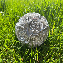 Beton Rosenkugel groß mit silberner Patina - eine ganz besondere Dekoration
