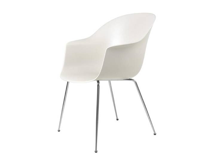 GUBI chaise avec accoudoirs BAT DINING CHAIR avec la base chrome (Alabaster white - polypropylène et acier)