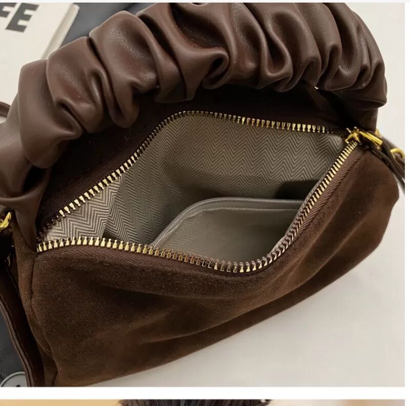 INF Elegante kleine quadratische Damenhandtasche aus kaffeebraunem Wildleder mit plissierter Kette