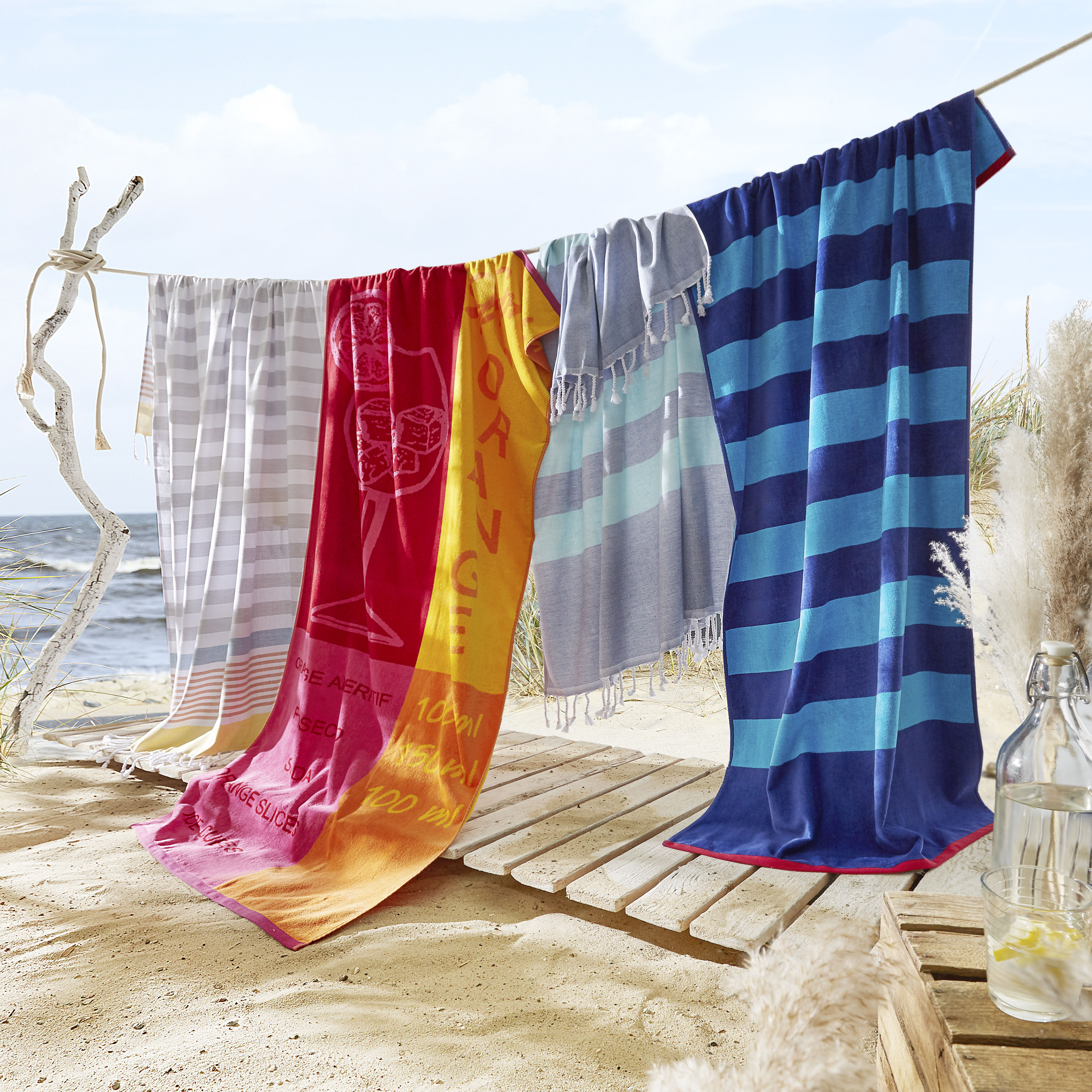 Strandtuch DYCKHOFF "Aperitif", rot (grenadine), B:80cm L:180cm, Frottiervelours, Obermaterial: 100% Baumwolle, Handtücher, Strandtuch, eine Seite Velours, eine Seite Frottier grenadine B/L: 80cmx180cm, 1 Stk., Cocktails, Frottiervelours