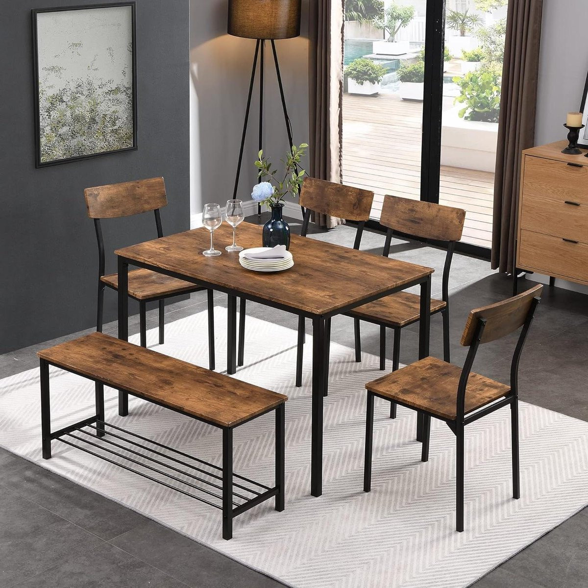 Eettafel set met stoelen en bank in industriële stijl voor de eetkamer of keuken
