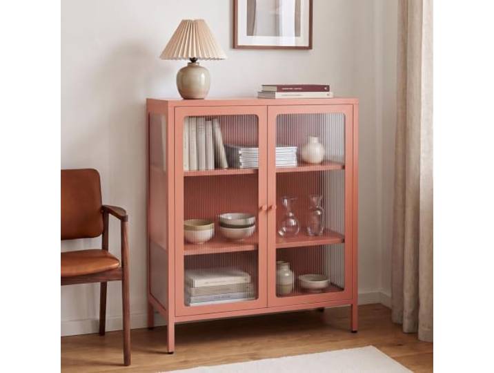 skølm Norns Metallkommode 80 cm, Glastüren, Terrakotta, geriffelte Front Vitrinenschrank, Sideboard mit 3 verstellbaren Fächern, Glasvitrine, Kommode Wohnzimmer & Flur, Buffetschrank, Metallschrank